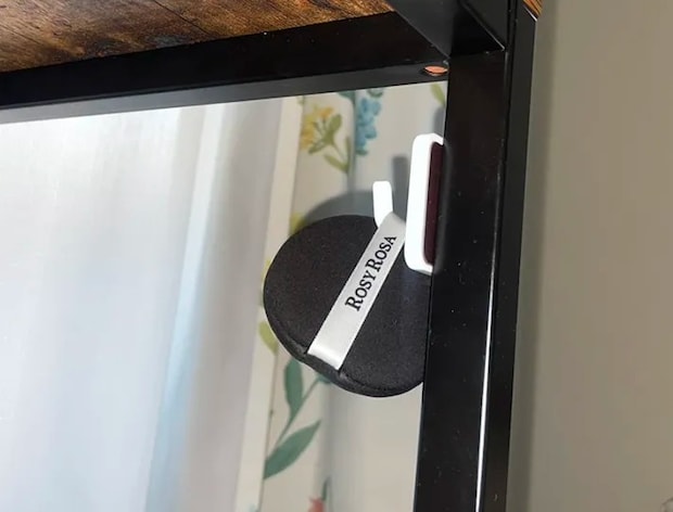 『マグネットフック』にメイクパフをかける写真（撮影：grapeライフハック編集部）