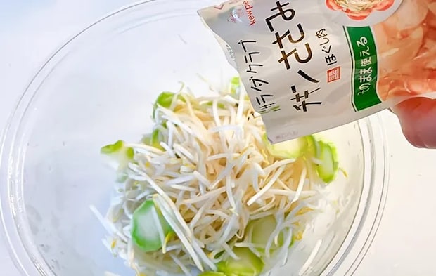 『チキンささみ』を加えている写真（撮影：エニママ）