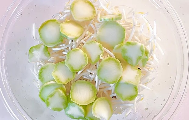 モヤシとブロッコリーの茎をボウルに入れた写真（撮影：エニママ）