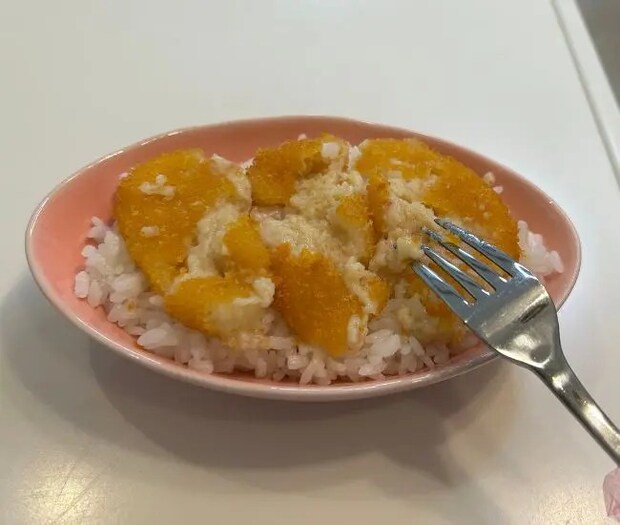 コロッケをのせた様子（撮影：grapeフード編集部）