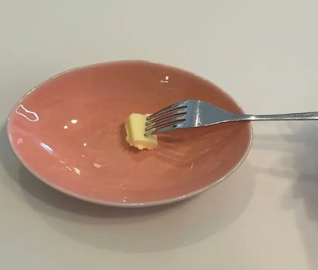 バターを塗る様子（撮影：grapeフード編集部）