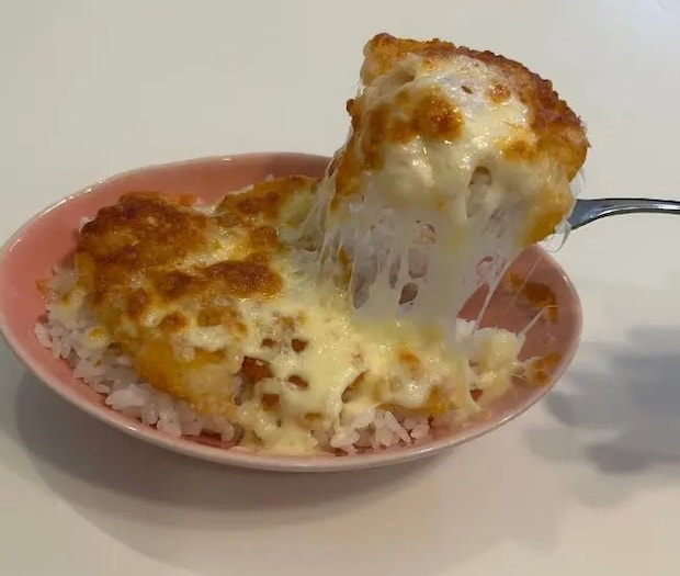 チーズが伸びる様子（撮影：grapeフード編集部）