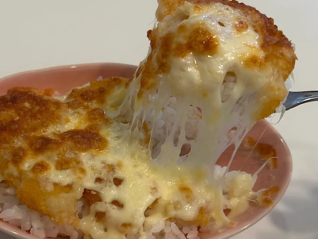 冷凍コロッケを『ごはん』の上で崩して…　できあがった品に「なんだコレ！」「食欲そそる」