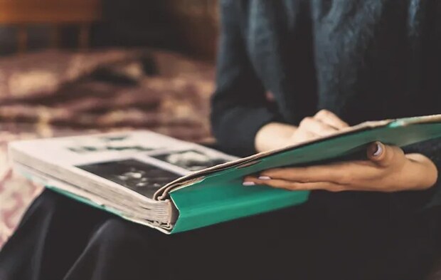 溜まった写真の整理している写真