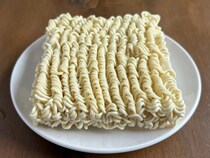 お湯が沸かせない時に試して！　インスタント麺の思わぬ食べ方に「え、まさか」「天才だわ」【防災の知恵4選】