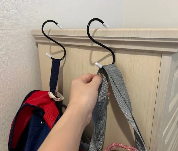 バッグを掛ける様子（撮影：grapeライフハック編集部）