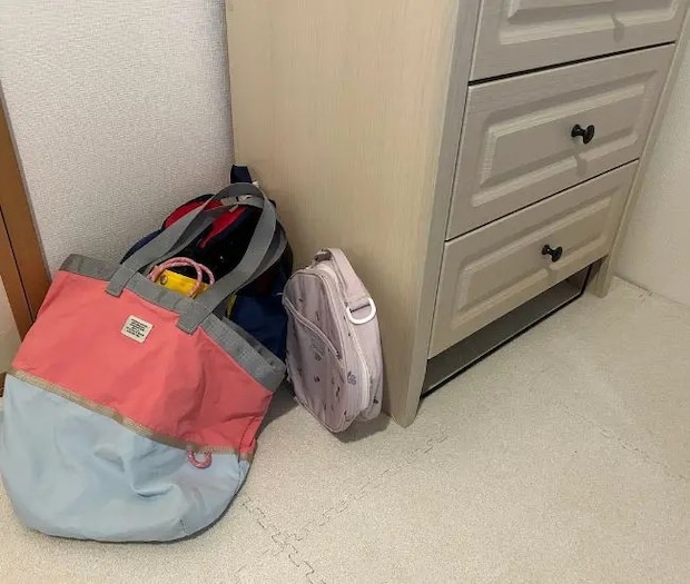 床に置かれたバッグ（撮影：grapeライフハック編集部）