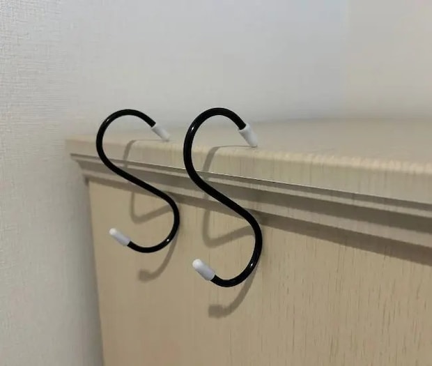 棚にS字フックを掛けた様子（撮影：grapeライフハック編集部）