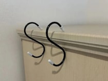 『バッグは床置きしません』　簡単な浮かせる収納術に「目からウロコ」「コレは便利」