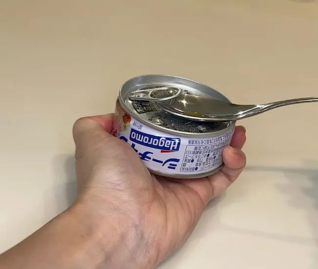 缶詰にスプーンを差し込む様子（撮影：grapeライフハック編集部）