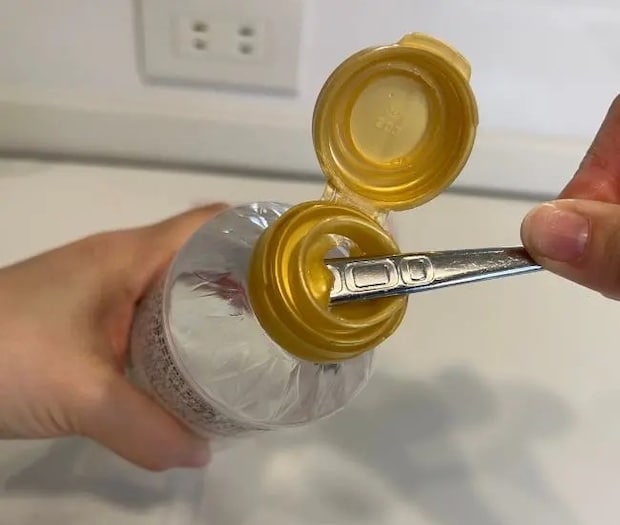 スプーンをキャップに差し込んでいる様子（撮影：grapeライフハック編集部）
