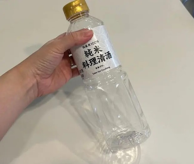 調味料を持っている様子（撮影：grapeライフハック編集部）