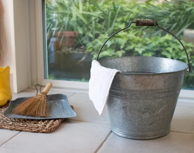 玄関に置かれたバケツ