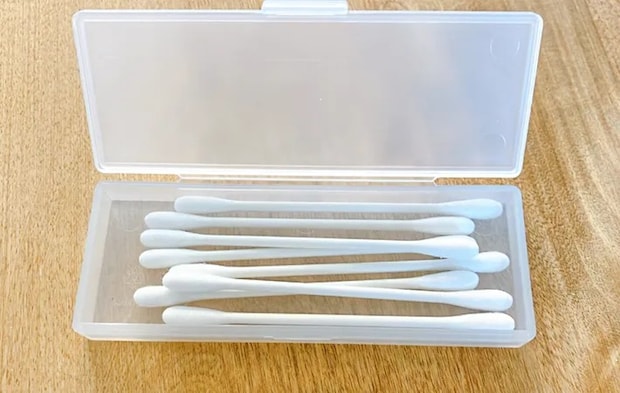 ケースに綿棒を入れた写真（撮影：エニママ）