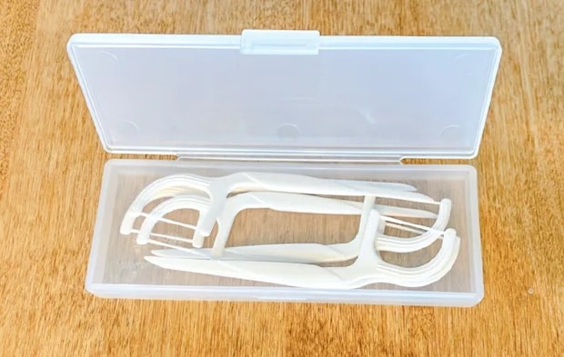 ケースにフロスピックを入れた写真（撮影：エニママ）