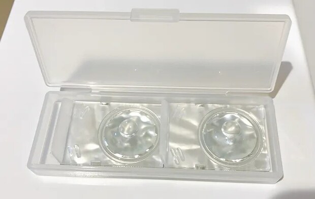 ケースにコンタクトレンズを入れた写真（撮影：エニママ）