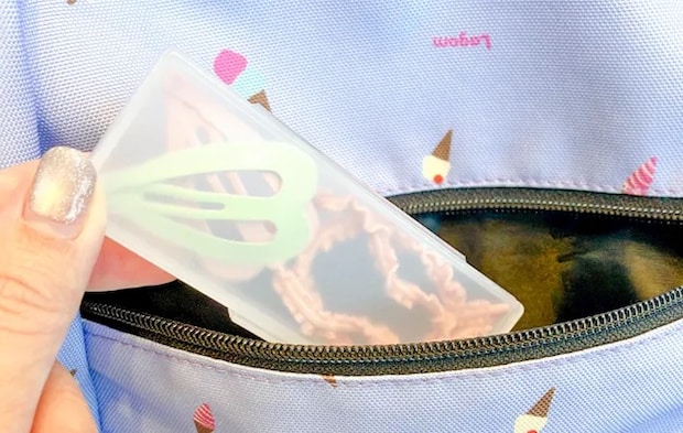 ケースに子供のヘアゴム、ピンを入れた写真（撮影：エニママ）