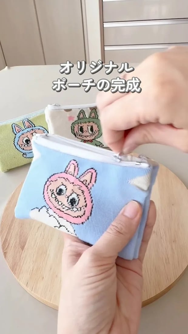 靴下をリメイクしたポーチの写真