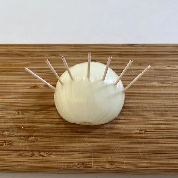 等間隔でつまようじを刺した様子（撮影：grapeフード編集部）