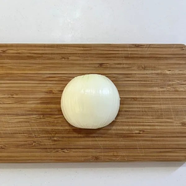 まな板の上に置かれたタマネギ（撮影：grapeフード編集部）