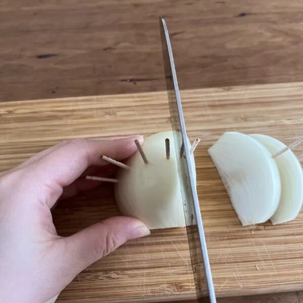 タマネギを切る様子（撮影：grapeフード編集部）