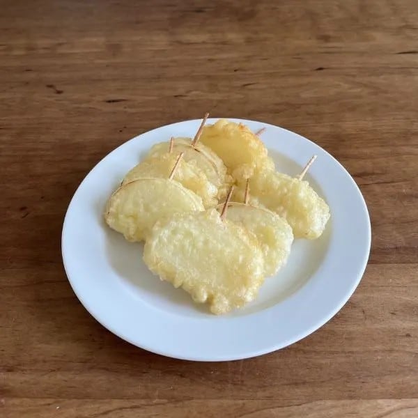 お皿に盛りつけられたタマネギの天ぷら（撮影：grapeフード編集部）