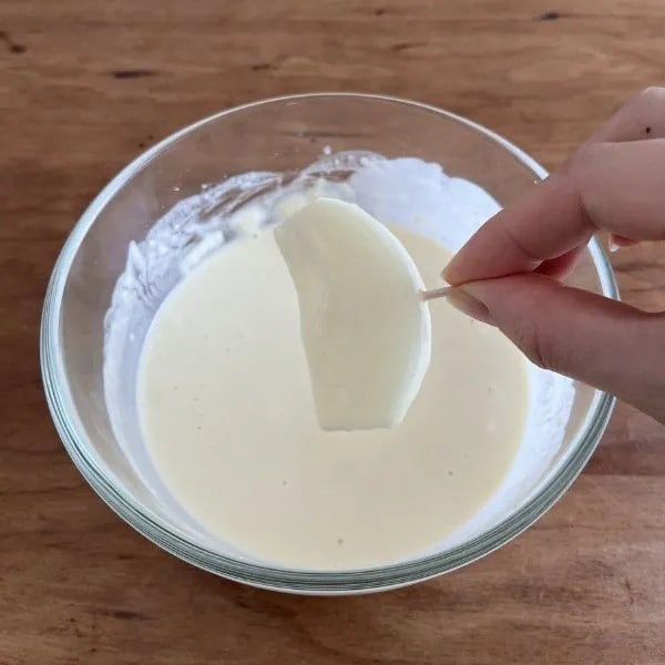 天ぷら液につける様子（撮影：grapeフード編集部）