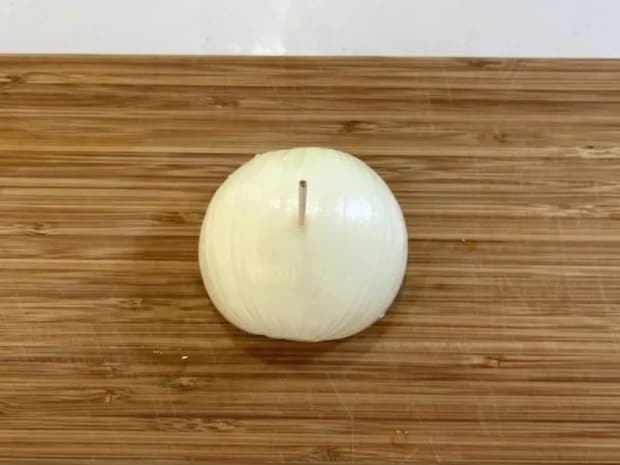 つまようじを刺してから『タマネギ』を切ると？　画期的な裏技に「この発想はなかった」