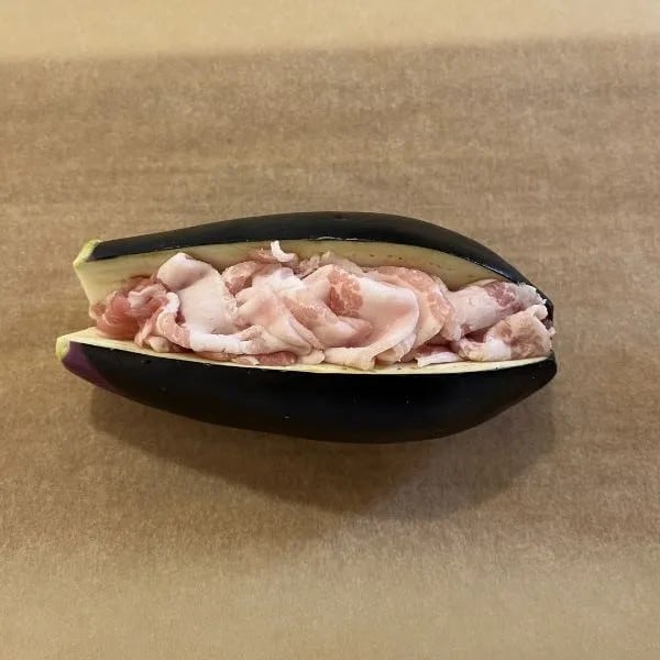 ナスに豚肉を挟む様子（撮影：grapeフード編集部）