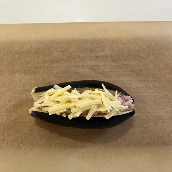 チーズをのせたナス（撮影：grapeフード編集部）