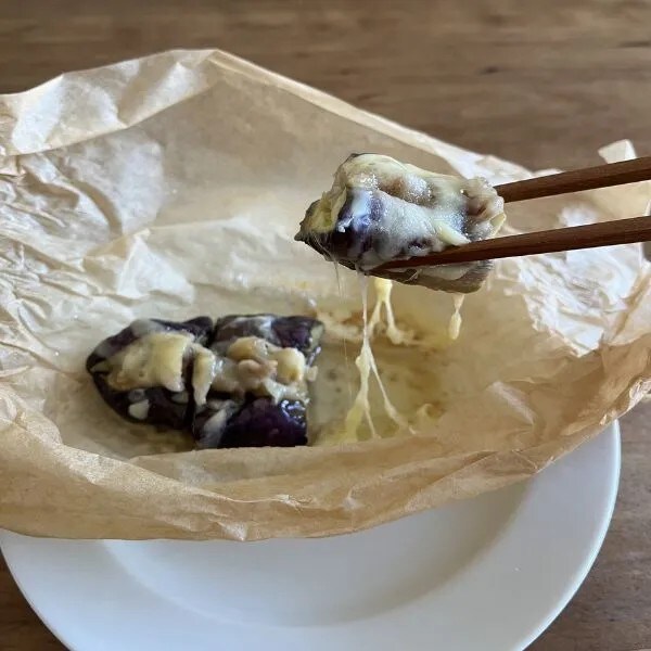 切り分けたナスドッグ（撮影：grapeフード編集部）