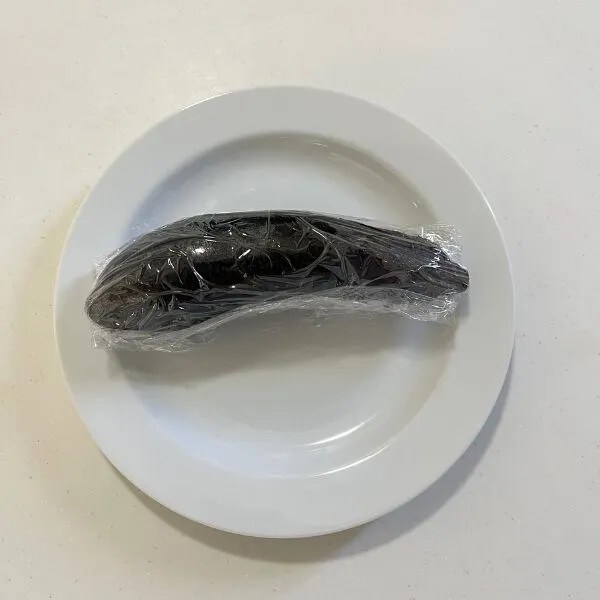 ナスをラップで包む様子（撮影：grapeフード編集部）