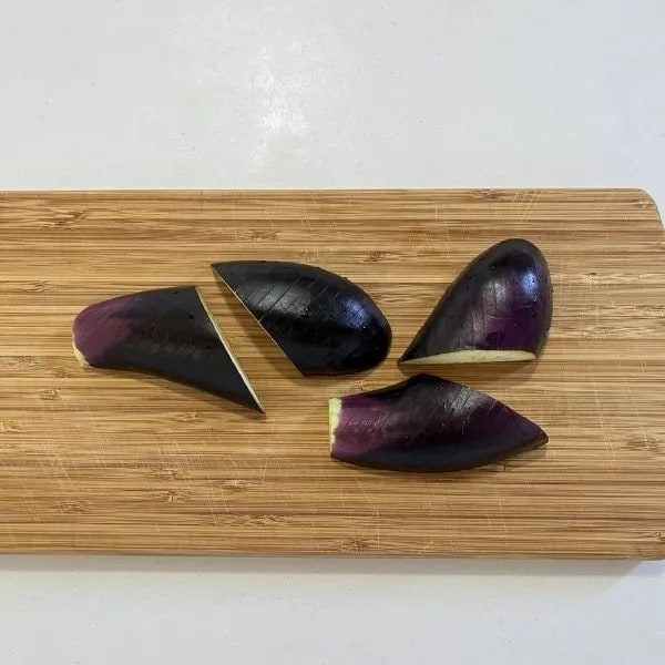 ナスを切る様子（撮影：grapeフード編集部）