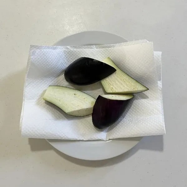 水気を拭き取ったナス（撮影：grapeフード編集部）