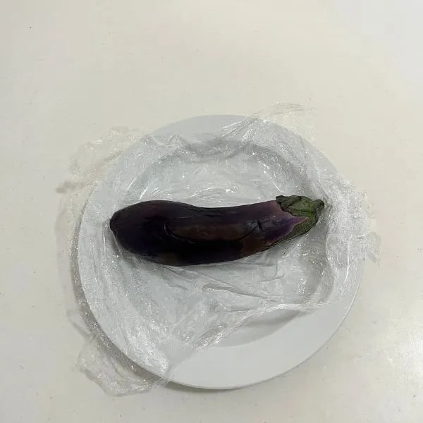 電子レンジで加熱する様子（撮影：grapeフード編集部）