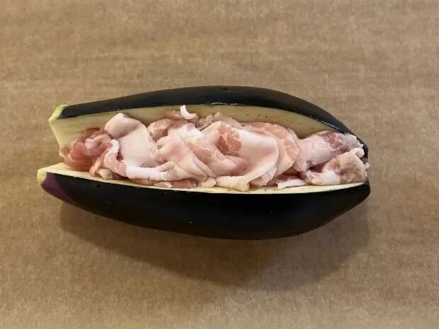 豚肉を挟んだナスにチーズをのせて…　完成したモノに「子供が爆食い」「今晩コレ」