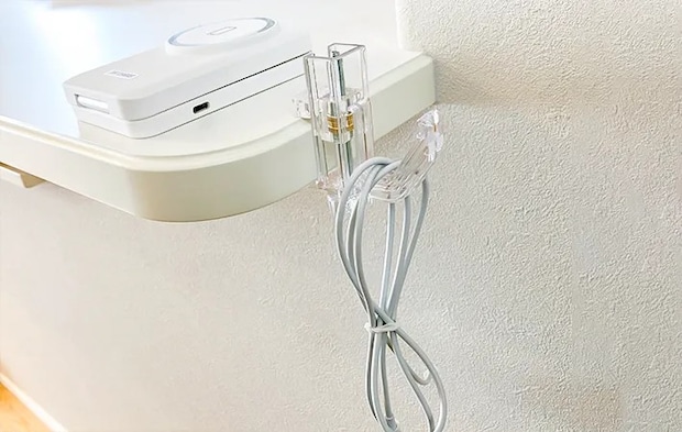 充電コードを掛けた写真（撮影：エニママ）