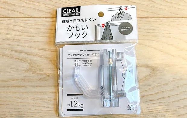 『透明で目立ちにくいかもいフック』のパッケージの写真（撮影：エニママ）