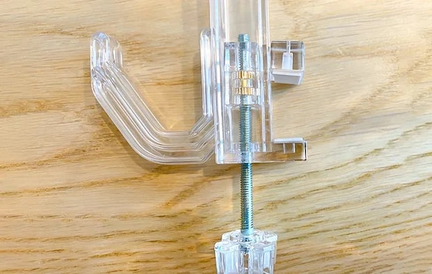 『透明で目立ちにくいかもいフック』の写真（撮影：エニママ）