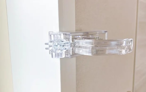 『透明で目立ちにくいかもいフック』を横向きに取りつけた写真（撮影：エニママ）