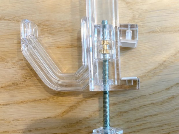 『セリア』で買った透明なフック　思わぬ使い道に「家中がすっきり！」「何個でも欲しい」