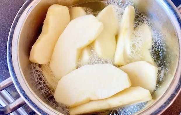 『リンゴのC.C.レモン煮』を作る写真（撮影：エニママ）