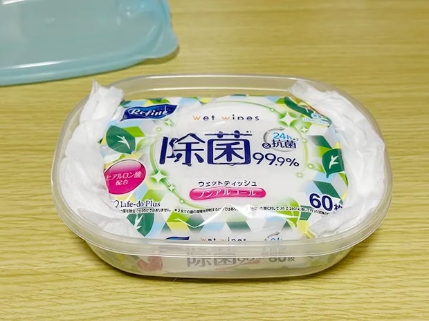 ウェットシートを保存容器に入れている画像（撮影：grapeライフハック編集部）