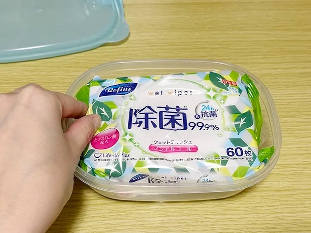 ウェットシートを保存容器に入れている画像（撮影：grapeライフハック編集部）