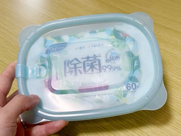 ウェットシートを保存容器に入れた画像（撮影：grapeライフハック編集部）