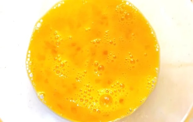 『卵とじそぼろ丼』を作る写真（撮影：エニママ）