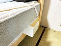 『ブックエンド』をマットレスの下に挟むと…　寝室がスッキリする収納技に「これで直置き卒業！」
