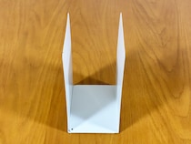 『Uの字』に重ねたブックエンドを玄関に設置　スッキリまとまる収納術に「ダンボールが片づいた！」