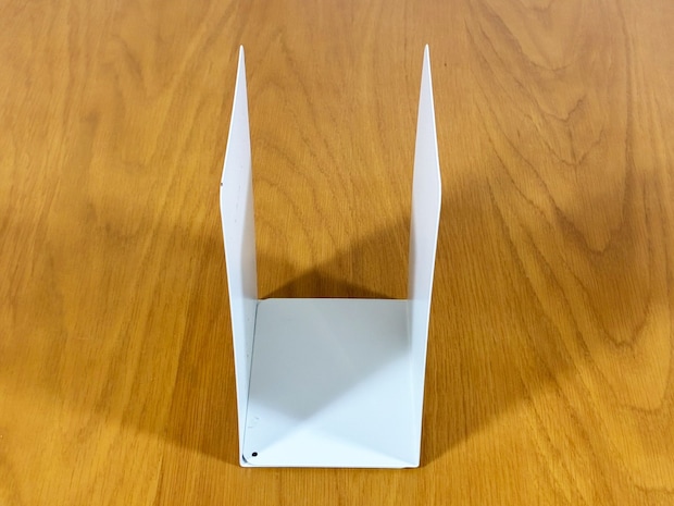 『Uの字』に重ねたブックエンドを玄関に設置　スッキリまとまる収納術に「ダンボールが片づいた！」