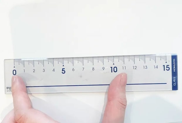 定規でL字の長さを測る写真（撮影：grapeライフハック編集部）